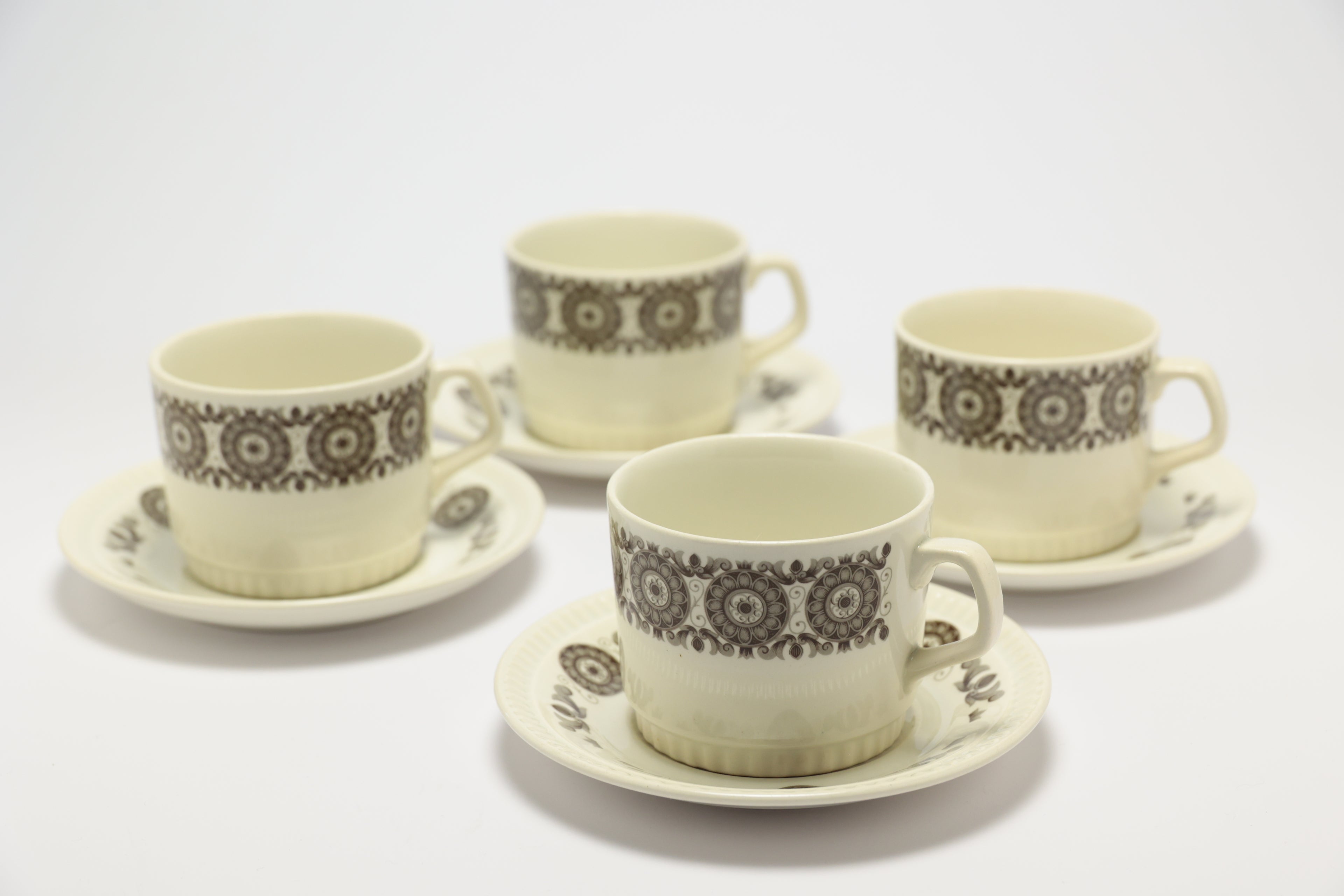 Boch Frères La Louvière -  Murielle pattern - Cup and saucer - Saucer diameter 14 cm - Cup diameter 8 cm - Cup Height 6cm