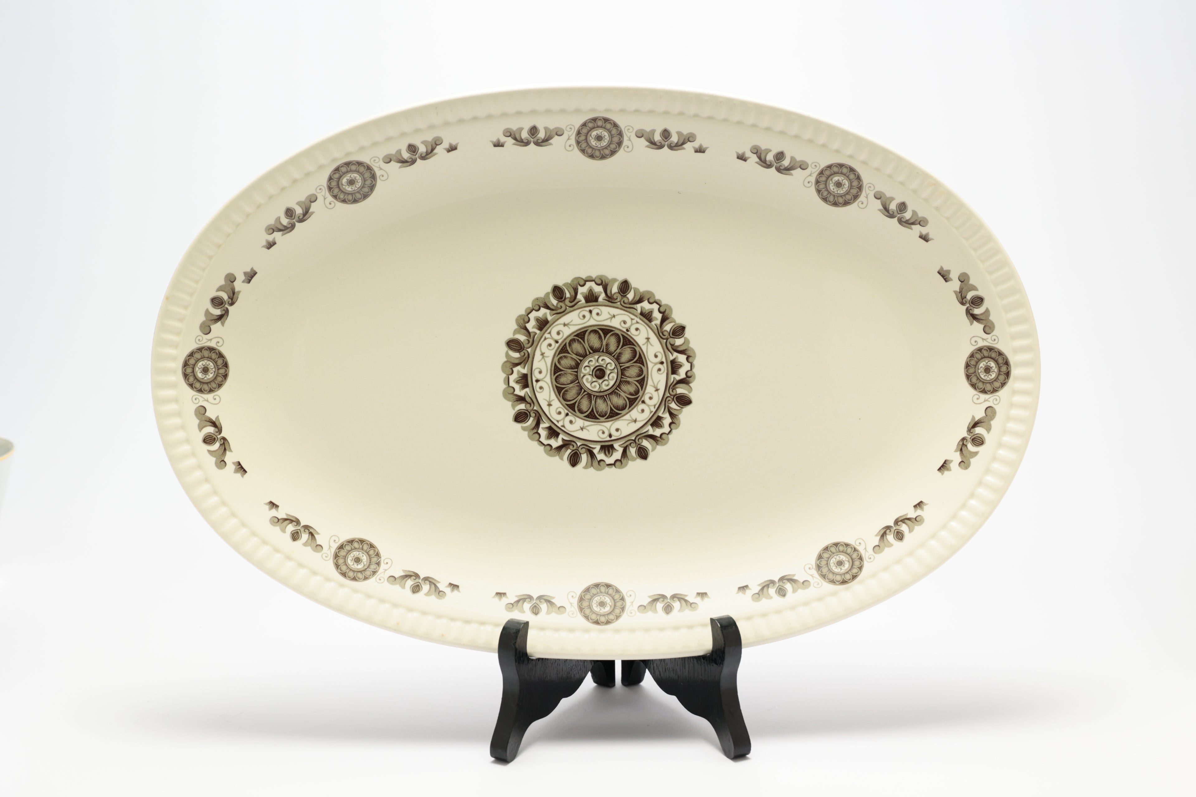 Boch Frères La Louvière – Murielle pattern – Oval serving dish – Dimensions: 36cmx24cm